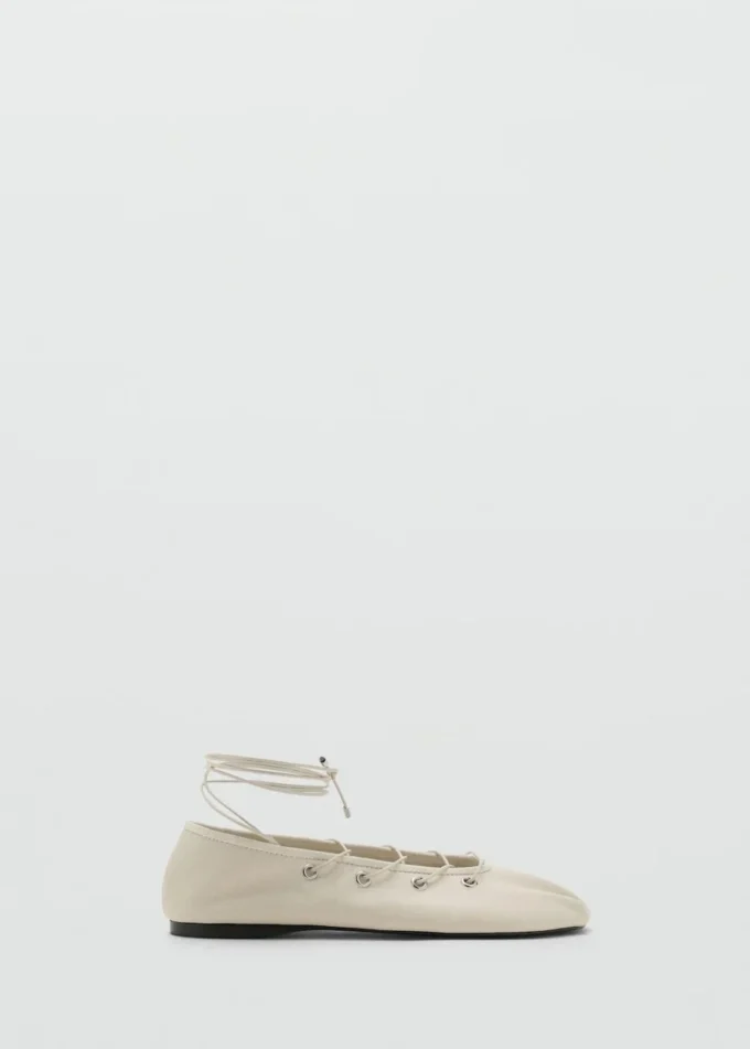 Ballerine in pelle con cinturini incrociati Ballerine in pelle con cinturini incrociati