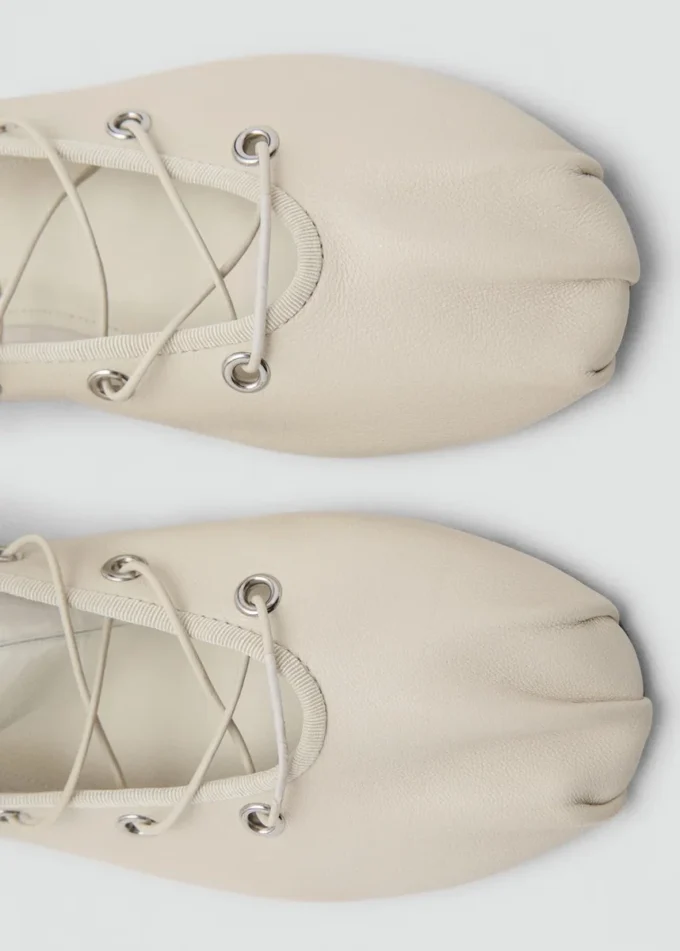 Ballerine in pelle con cinturini incrociati Ballerine in pelle con cinturini incrociati