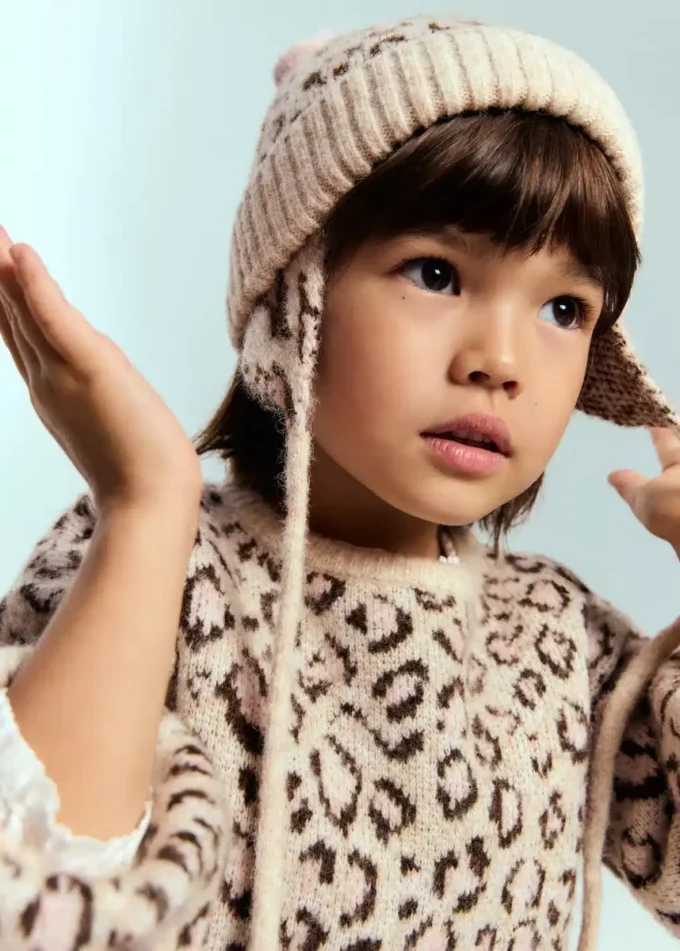 Berretto con stampa leopardata e pompon Berretto con stampa leopardata e pompon