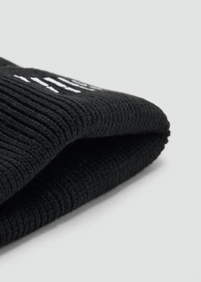 Berretto in maglia con teschi