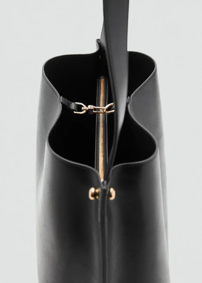 Borsa a secchiello con dettagli in metallo Borsa a secchiello con dettagli in metallo