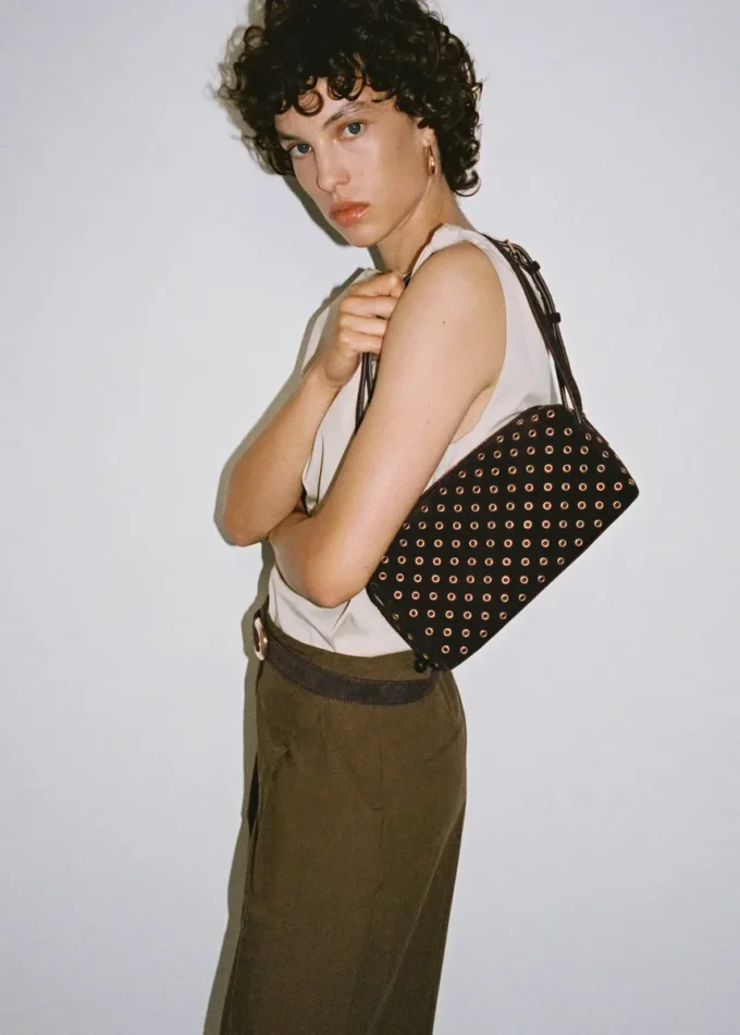 Borsa a tracolla in pelle scamosciata con occhielli Borsa a tracolla in pelle scamosciata con occhielli