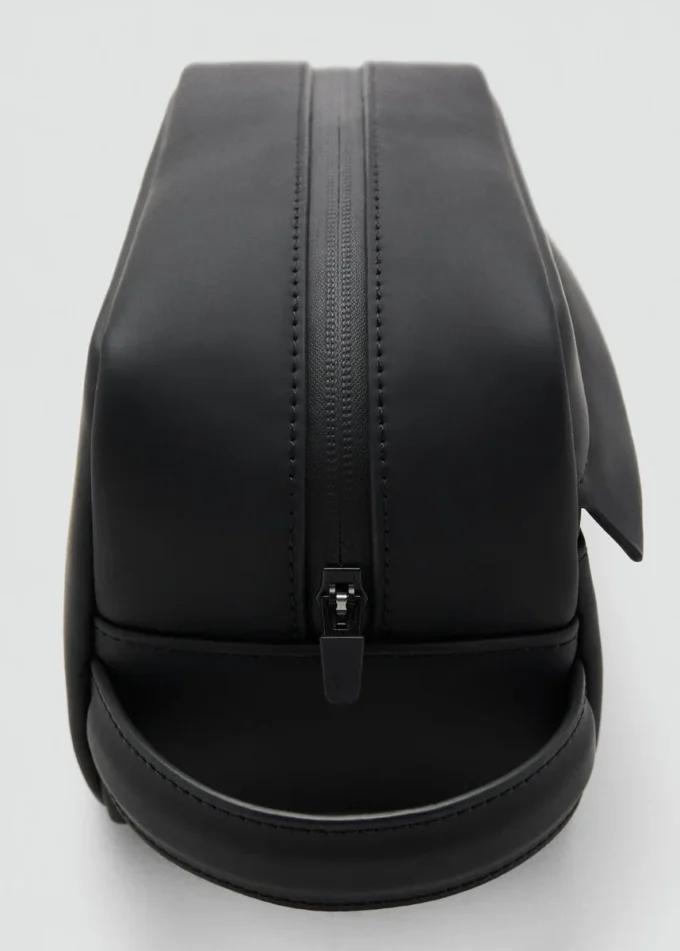 Borsa cosmetica con zip e texture martellata