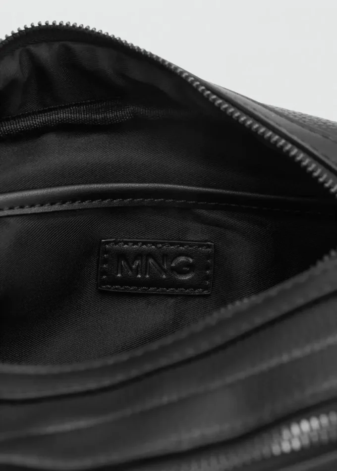 Borsa cosmetica con zip e texture martellata