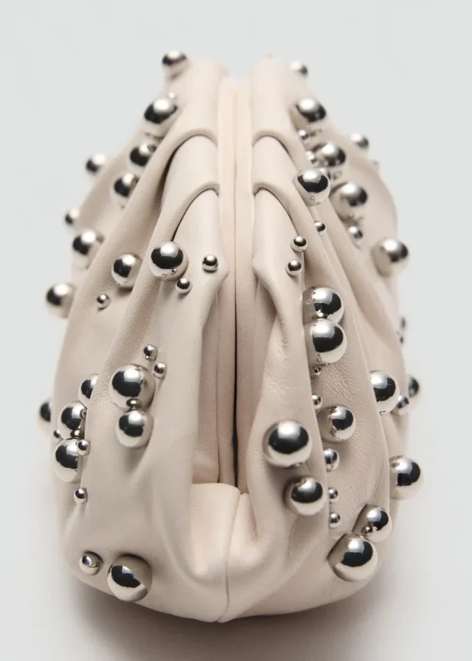 Borsa in pelle con dettagli a palline Borsa in pelle con dettagli a palline