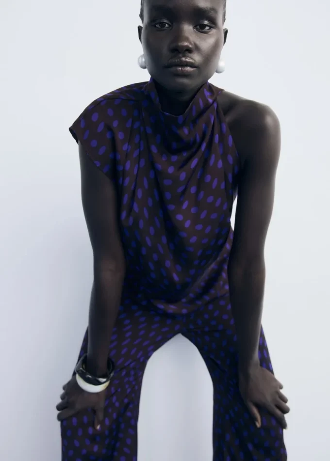 Camicetta a pois con collo drappeggiato