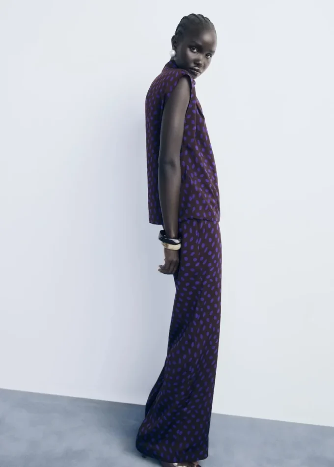 Camicetta a pois con collo drappeggiato