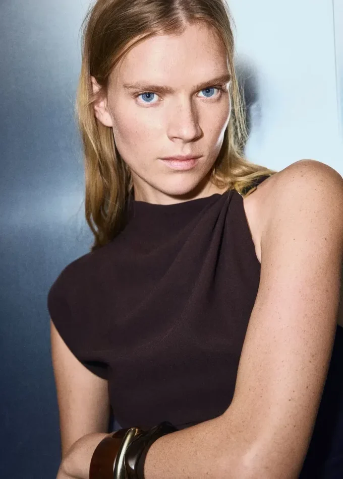 Camicetta asimmetrica con dettaglio metallico