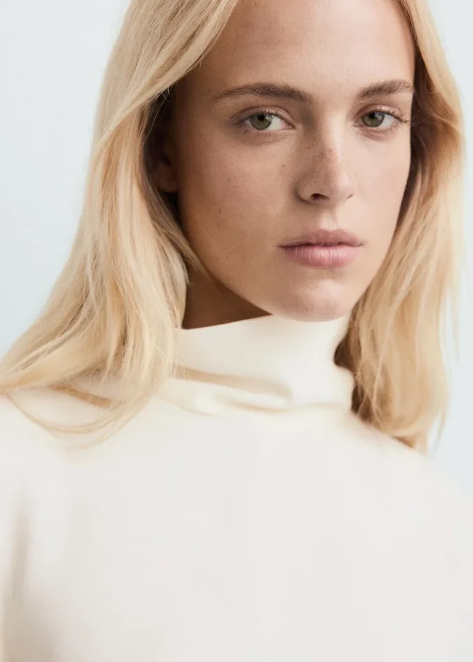 Camicetta con collo alto e maniche asimmetriche