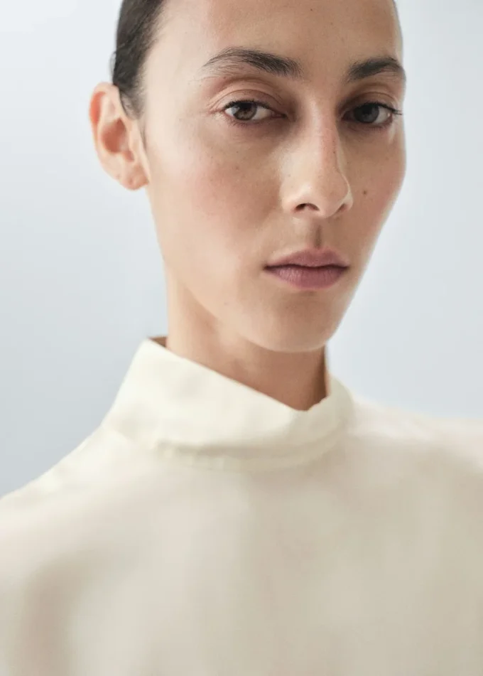 Camicetta con collo alto in raso di seta 100% Camicetta con collo alto in raso di seta 100%