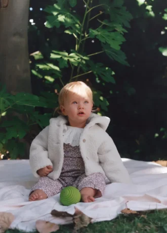 Camicetta con collo babydoll ricamato