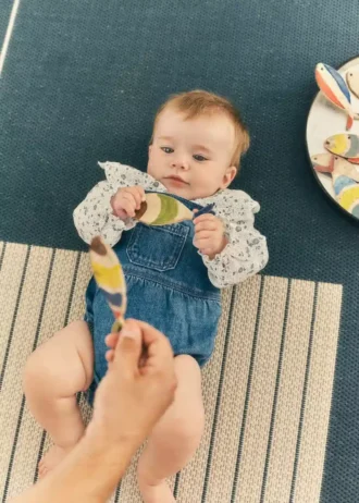 Camicetta con collo babydoll ricamato