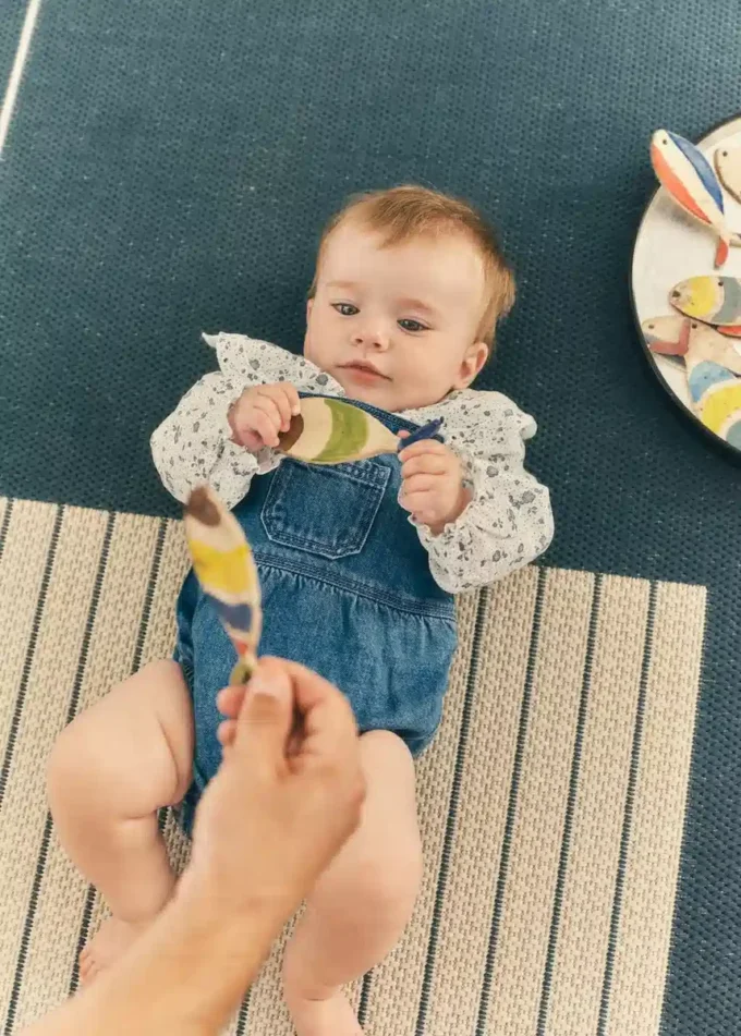 Camicetta con collo babydoll ricamato Camicetta con collo babydoll ricamato