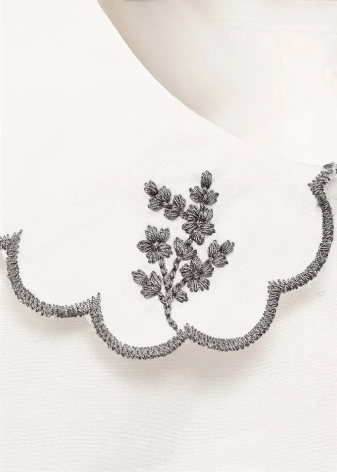 Camicetta con collo babydoll ricamato Camicetta con collo babydoll ricamato