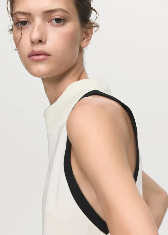 Camicetta con collo drappeggiato e bordi a contrasto