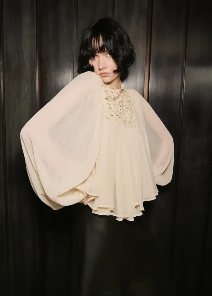 Camicetta con combinazione di pizzi Camicetta con combinazione di pizzi