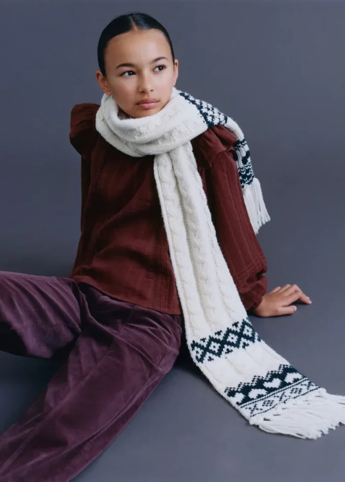 Camicetta con dettaglio a pieghe Camicetta con dettaglio a pieghe