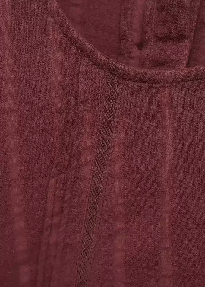 Camicetta con dettaglio a pieghe Camicetta con dettaglio a pieghe