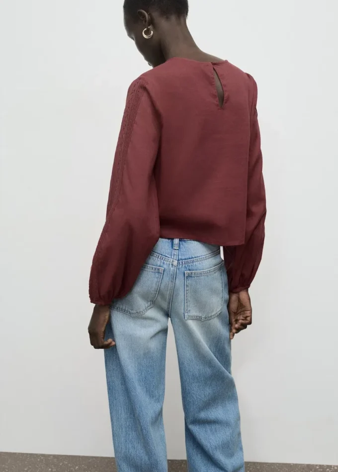 Camicetta con maniche a sbuffo ricamate