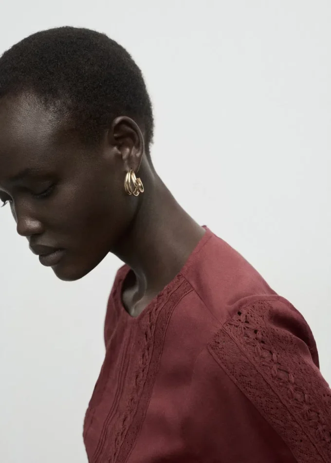 Camicetta con maniche a sbuffo ricamate