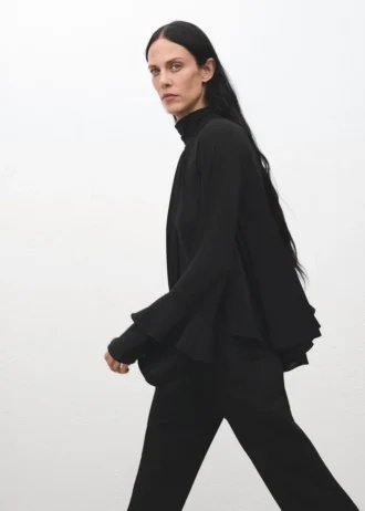 Camicetta con maniche svasate e volant