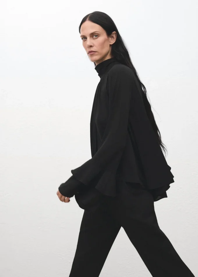 Camicetta con maniche svasate e volant Camicetta con maniche svasate e volant