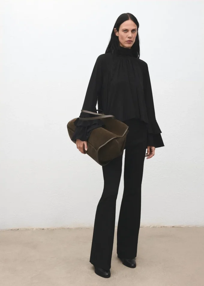 Camicetta con maniche svasate e volant Camicetta con maniche svasate e volant