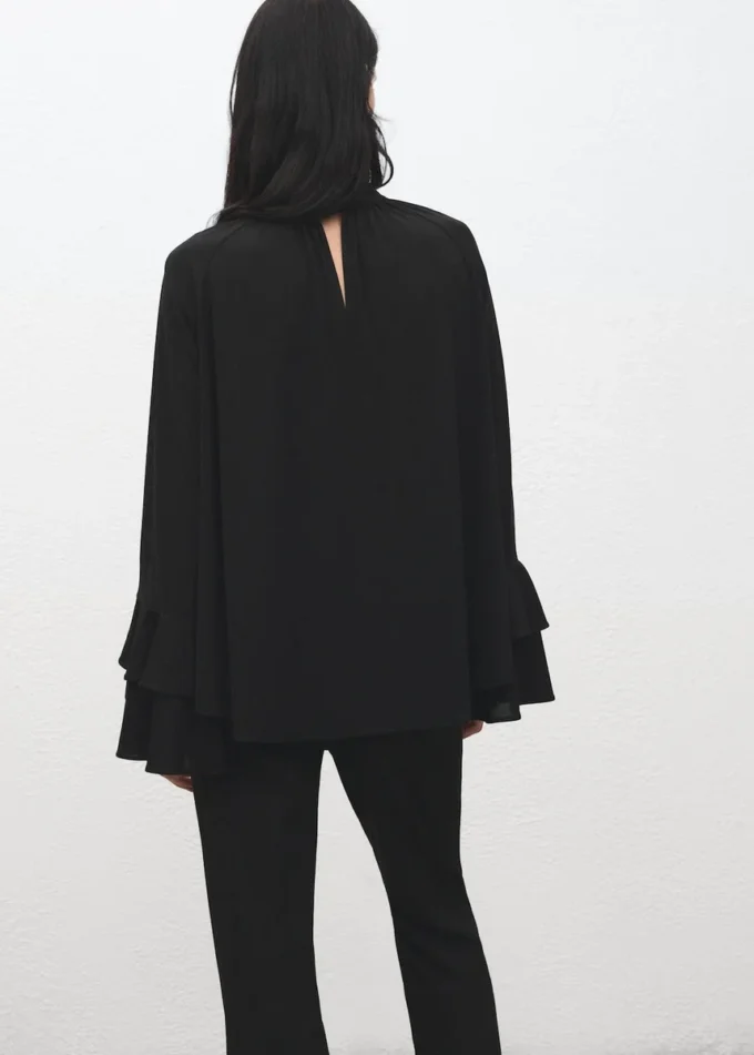 Camicetta con maniche svasate e volant Camicetta con maniche svasate e volant