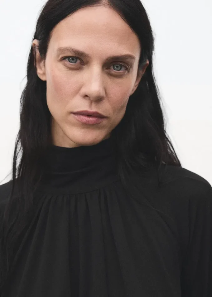 Camicetta con maniche svasate e volant Camicetta con maniche svasate e volant