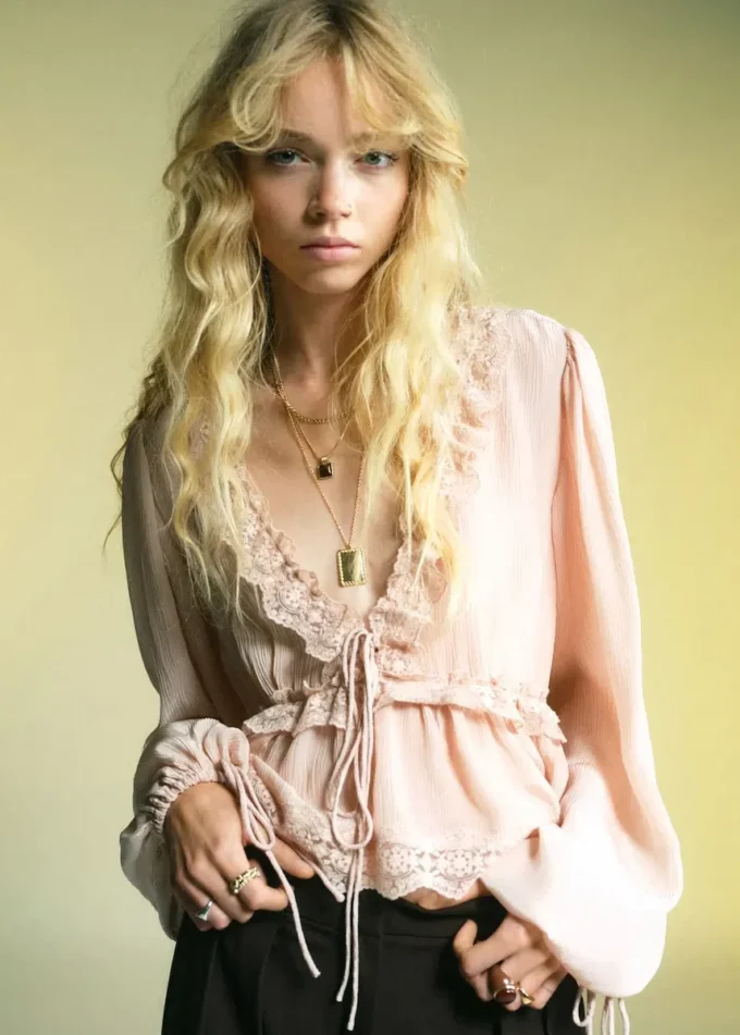 Camicetta con scollo a V e bordi in pizzo Camicetta con scollo a V e bordi in pizzo