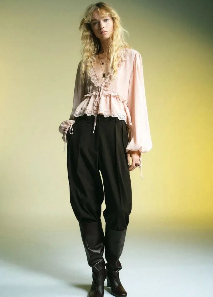 Camicetta con scollo a V e bordi in pizzo Camicetta con scollo a V e bordi in pizzo