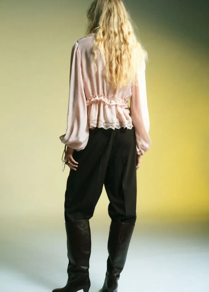 Camicetta con scollo a V e bordi in pizzo Camicetta con scollo a V e bordi in pizzo