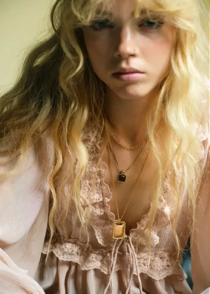 Camicetta con scollo a V e bordi in pizzo Camicetta con scollo a V e bordi in pizzo