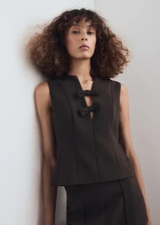 Camicetta con scollo a V e fiocchi