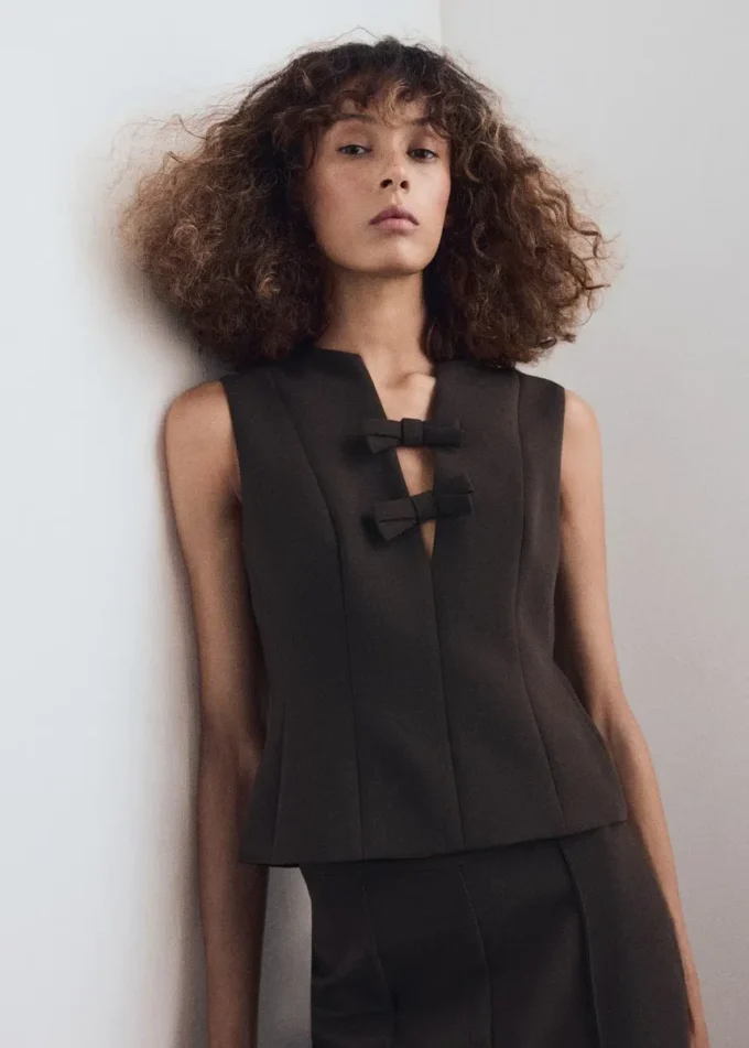 Camicetta con scollo a V e fiocchi