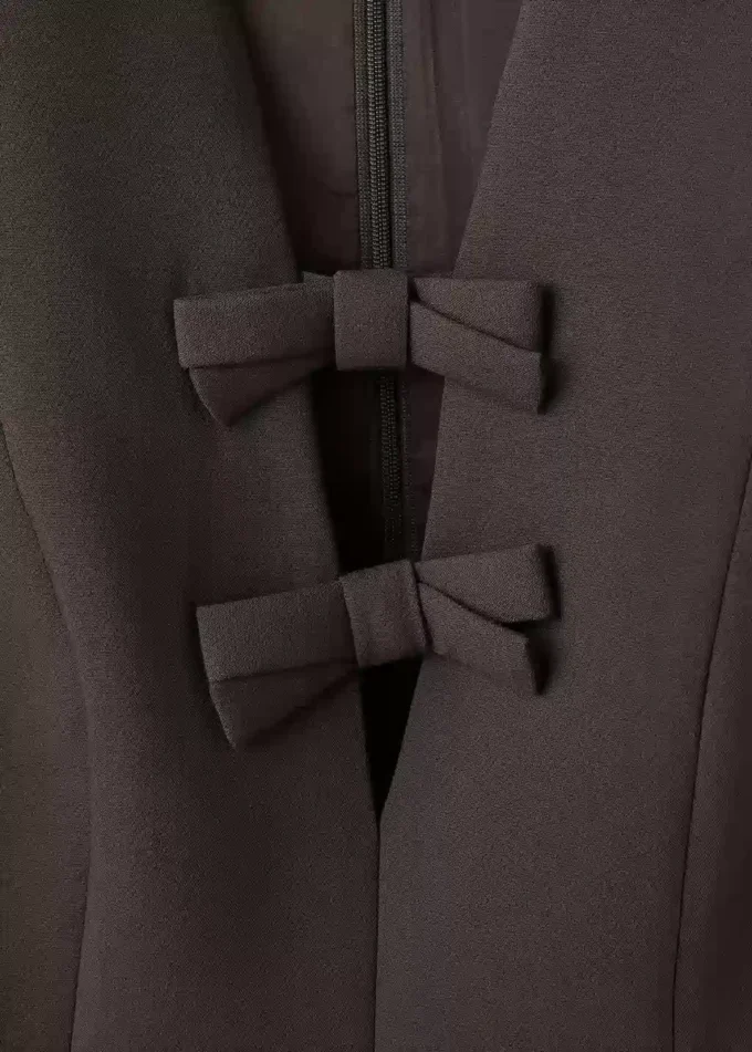 Camicetta con scollo a V e fiocchi