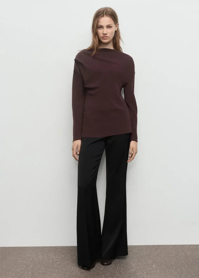 Camicetta con scollo asimmetrico Camicetta con scollo asimmetrico