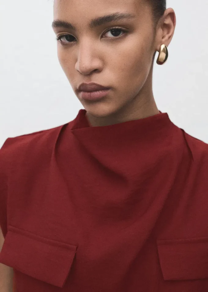 Camicetta con scollo drappeggiato e cintura