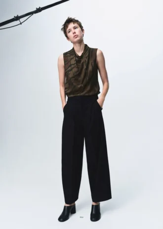 Camicetta con stampa animalier e collo drappeggiato