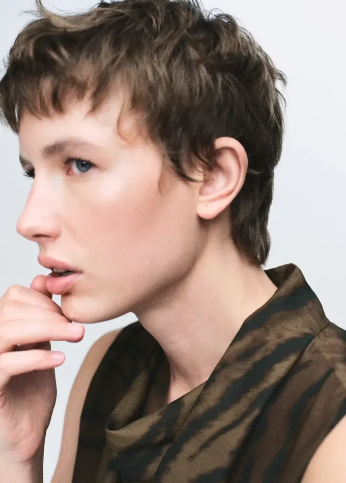 Camicetta con stampa animalier e collo drappeggiato Camicetta con stampa animalier e collo drappeggiato