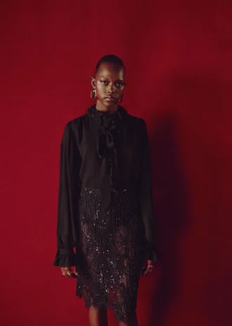 Camicetta con volant e foulard