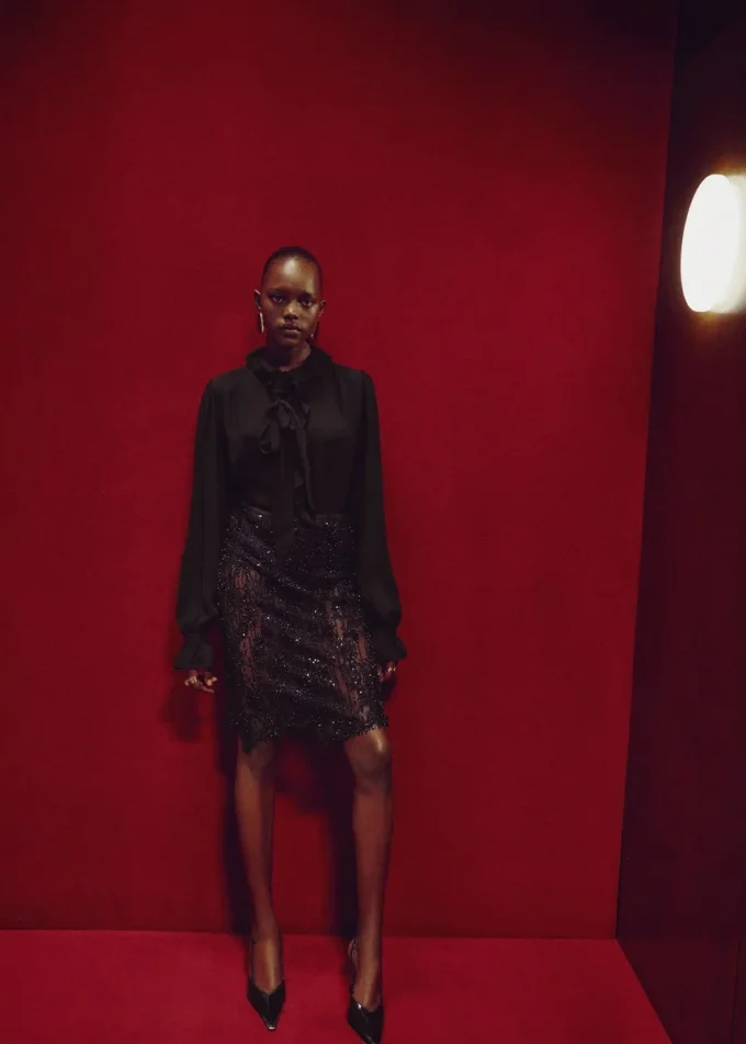 Camicetta con volant e foulard Camicetta con volant e foulard