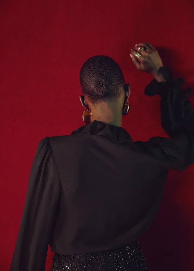 Camicetta con volant e foulard Camicetta con volant e foulard