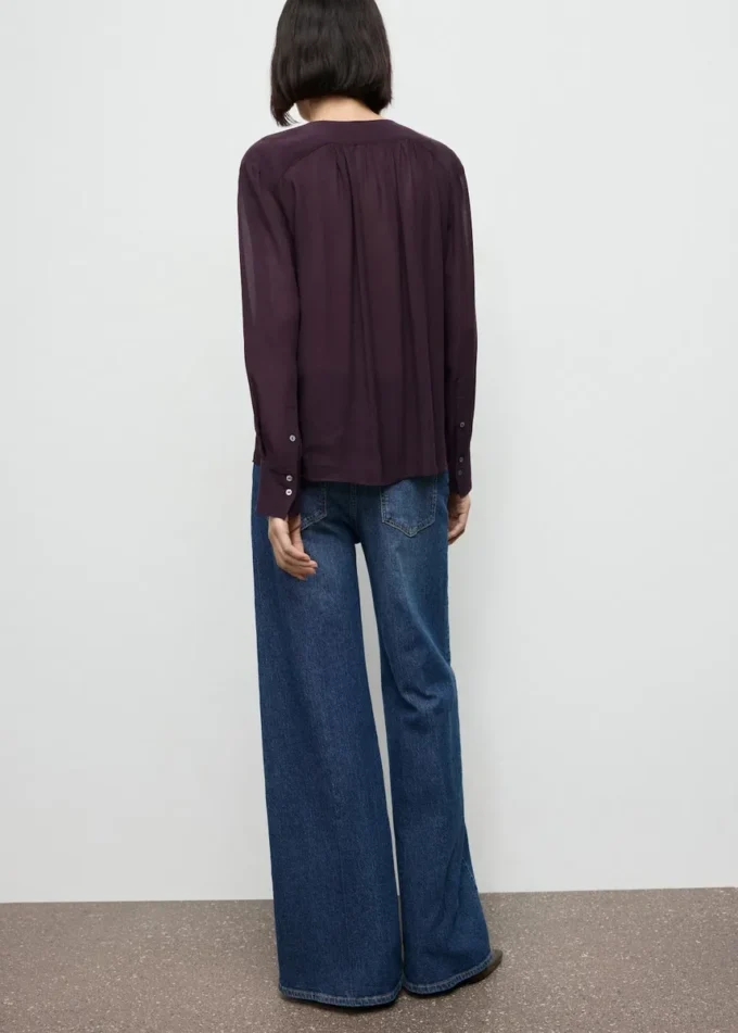 Camicetta in chiffon con scollo a fiocco Camicetta in chiffon con scollo a fiocco