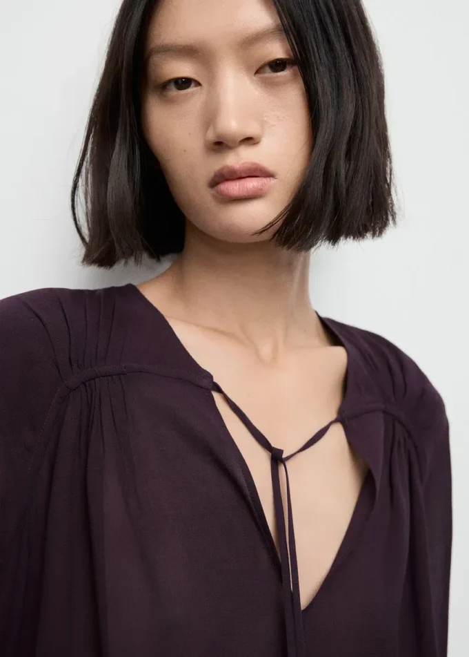 Camicetta in chiffon con scollo a fiocco Camicetta in chiffon con scollo a fiocco