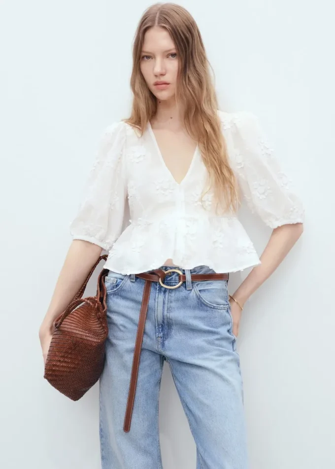 Camicetta in cotone con ricami floreali Camicetta in cotone con ricami floreali