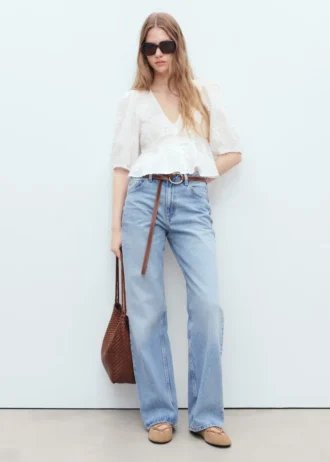 Camicetta in cotone con ricami floreali Camicetta in cotone con ricami floreali