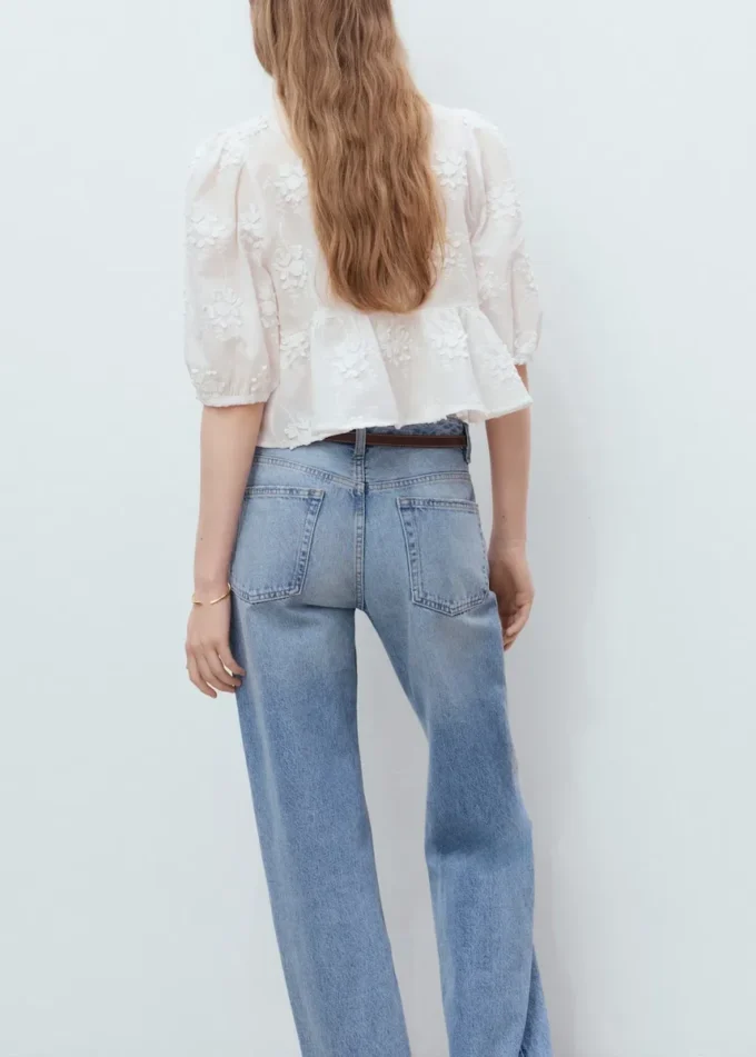 Camicetta in cotone con ricami floreali Camicetta in cotone con ricami floreali