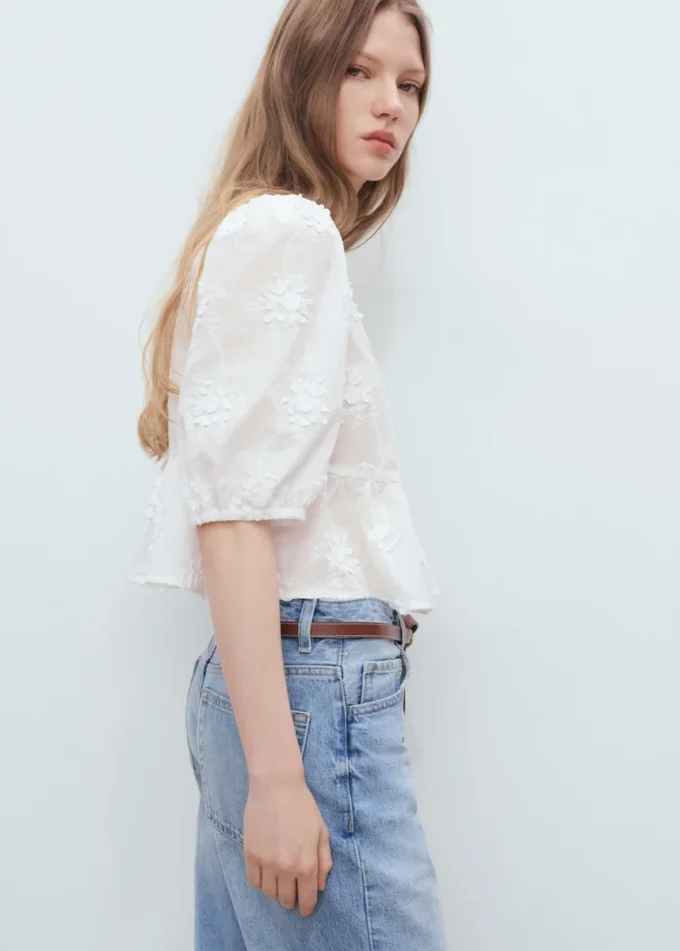 Camicetta in cotone con ricami floreali Camicetta in cotone con ricami floreali