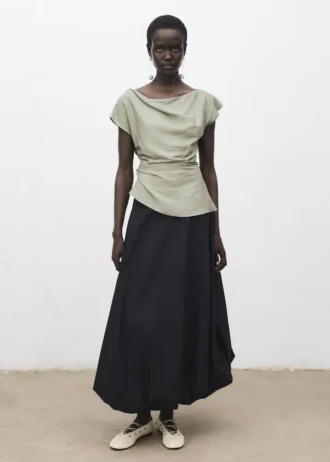 Camicetta in modal con collo asimmetrico Camicetta in modal con collo asimmetrico